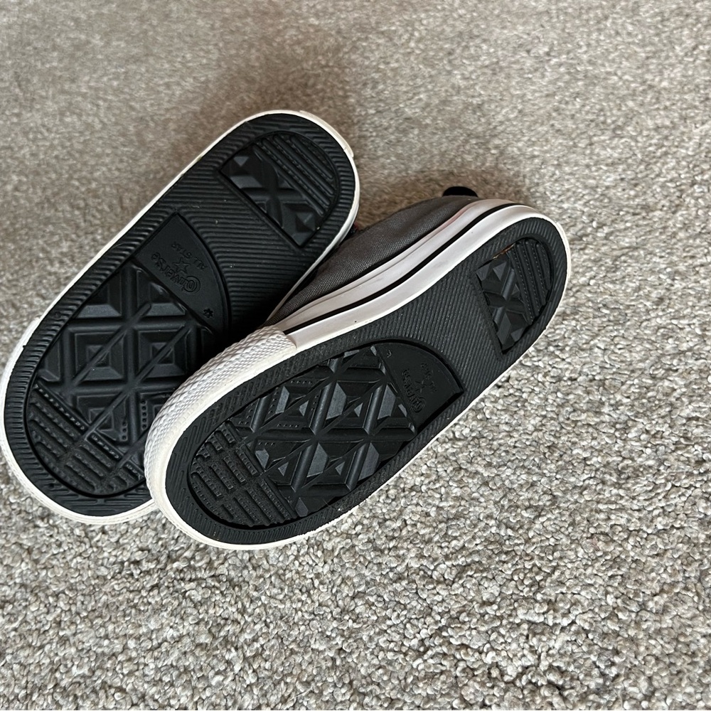 Toddler converse sneakers. Size 6, like new condition. - Picture 2 of 5